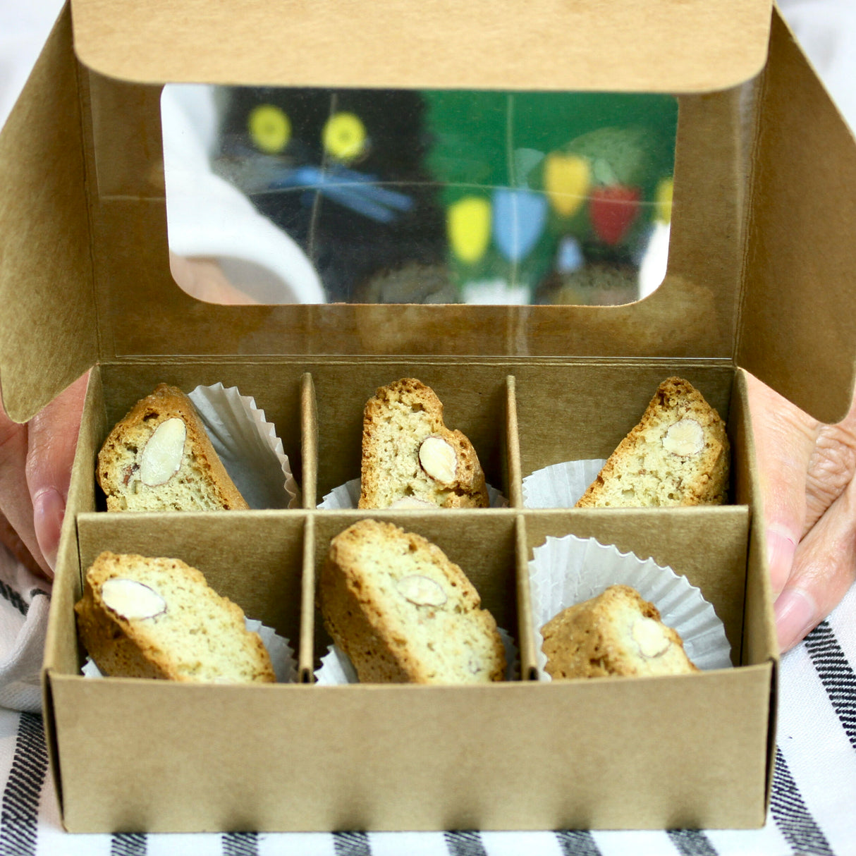 Mini treat box (6 compartments) with mini biscotti