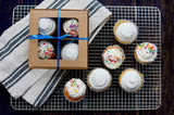 Cookie box with dividers and window (four compartments) in kraft paper, with mini cupcakes