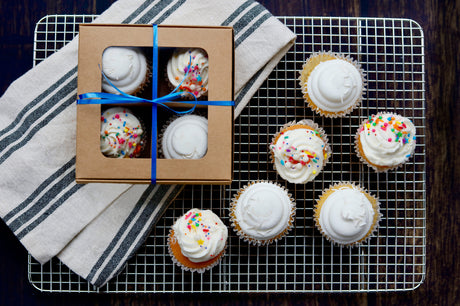 Cookie box with dividers and window (four compartments) in kraft paper, with mini cupcakes