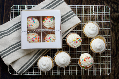 Cookie box with dividers and window (four compartments) in white paper, with mini cupcakes