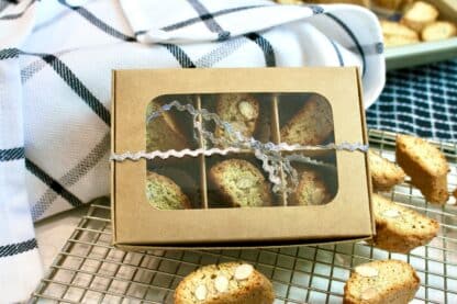 Mini treat box (6 compartments) with mini biscotti